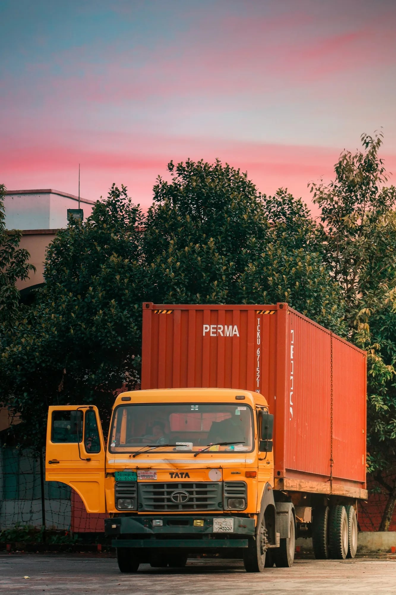 Camion transportant un conteneur orange